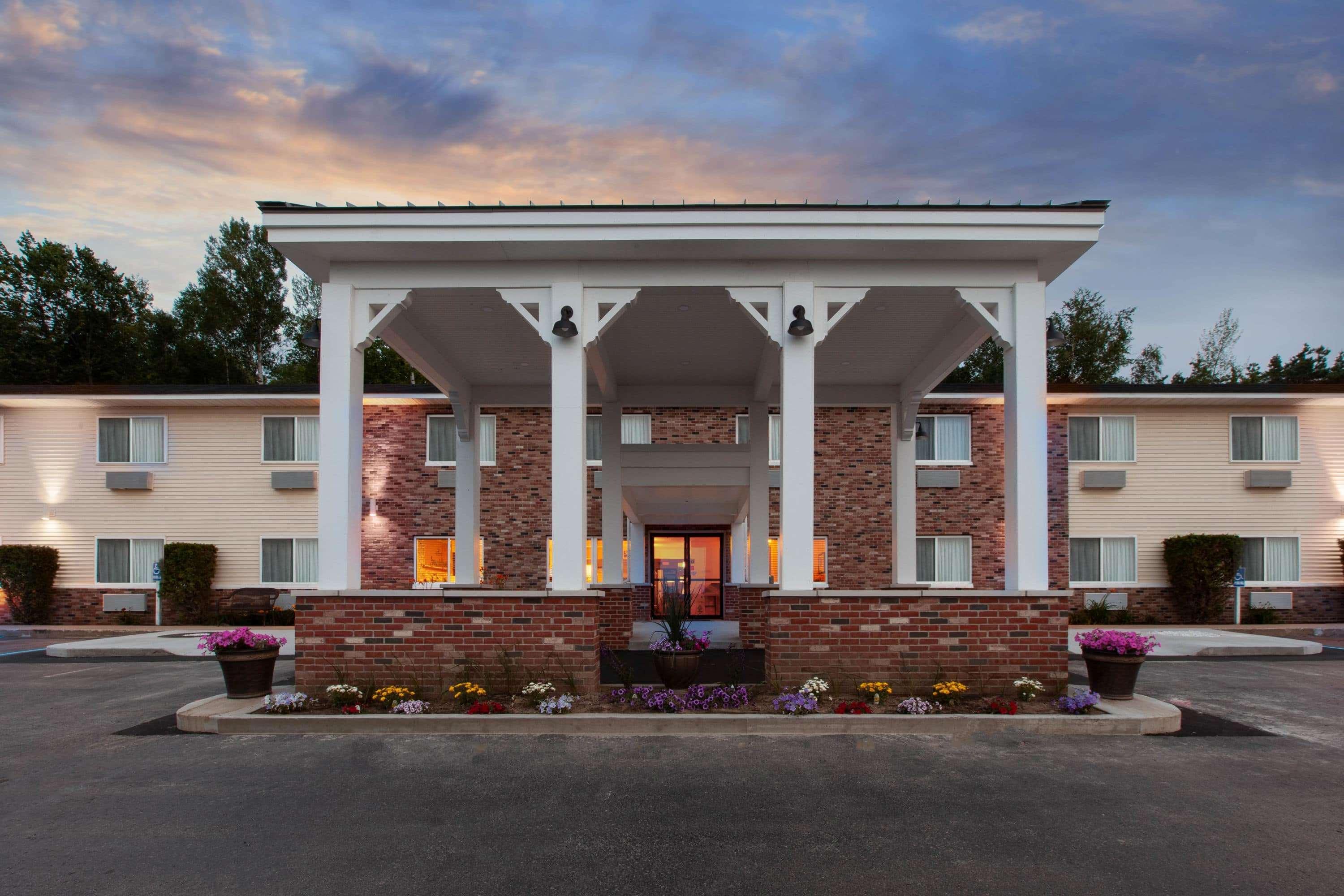 Americinn By Wyndham Petoskey Bagian luar foto