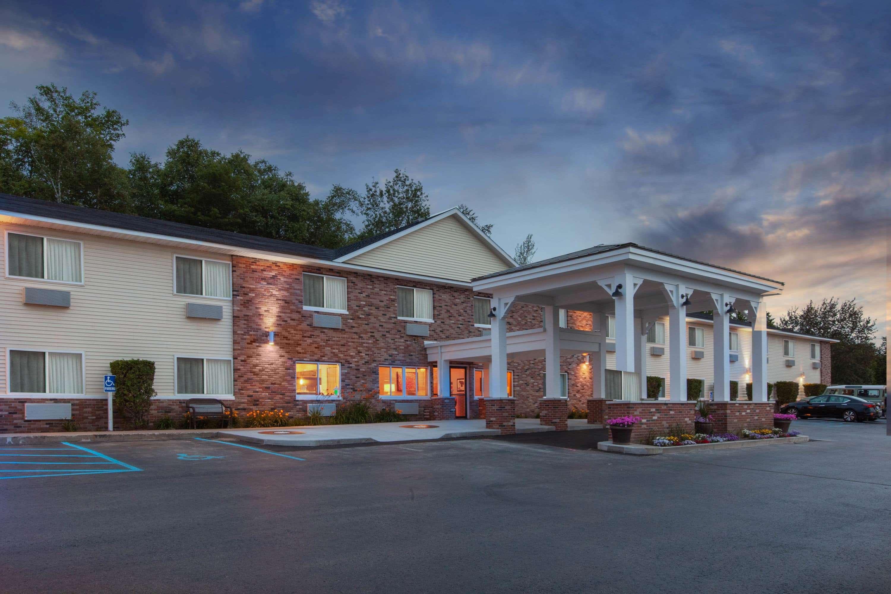 Americinn By Wyndham Petoskey Bagian luar foto