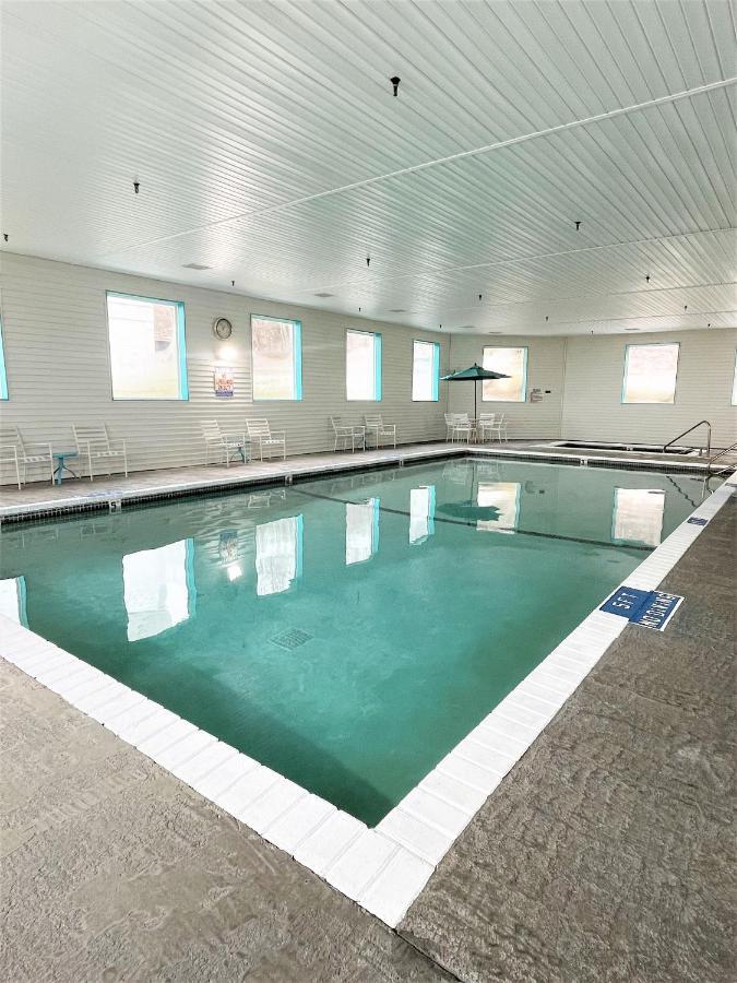 Americinn By Wyndham Petoskey Bagian luar foto
