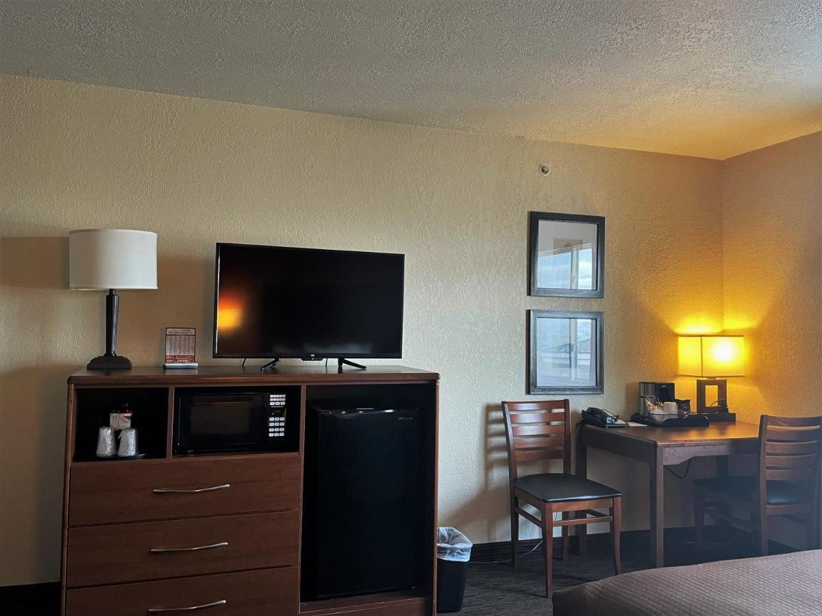 Americinn By Wyndham Petoskey Bagian luar foto