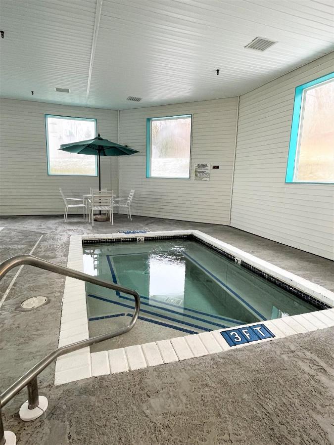 Americinn By Wyndham Petoskey Bagian luar foto