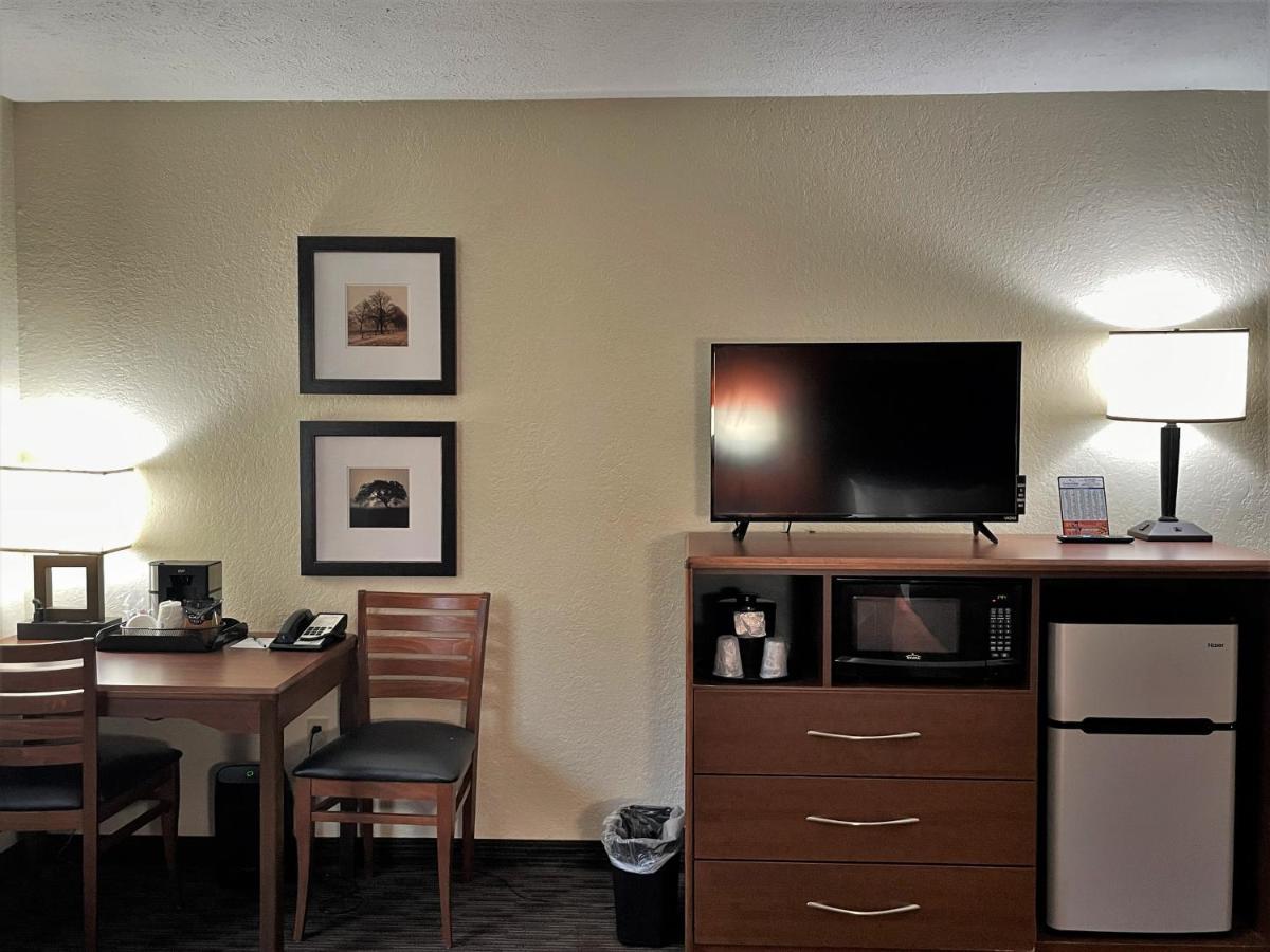 Americinn By Wyndham Petoskey Bagian luar foto