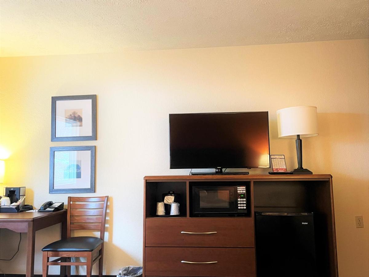 Americinn By Wyndham Petoskey Bagian luar foto