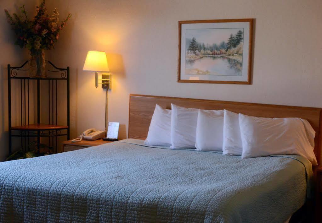 Americinn By Wyndham Petoskey Bagian luar foto