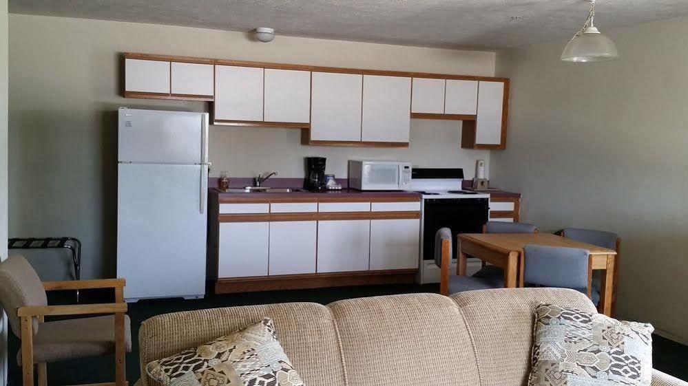 Americinn By Wyndham Petoskey Bagian luar foto